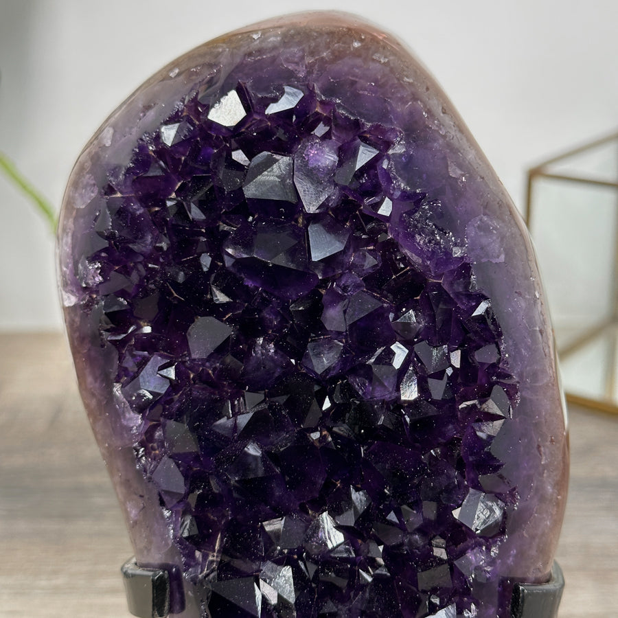 Amethyst-Kristallcluster mit großflächig reflektierender Kristallzone