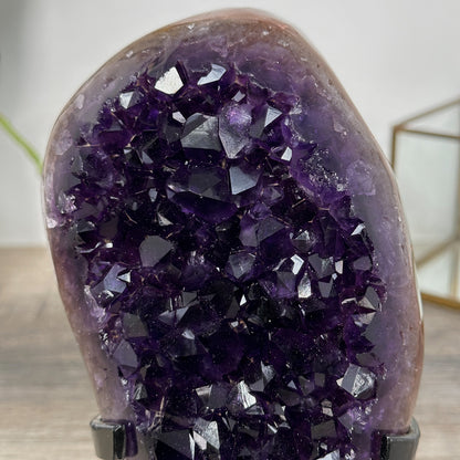Amethyst-Kristallcluster mit großflächig reflektierender Kristallzone