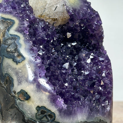 Amethyst-Geode mit reich ausgebildeter, violetter Kristallstruktur im Inneren