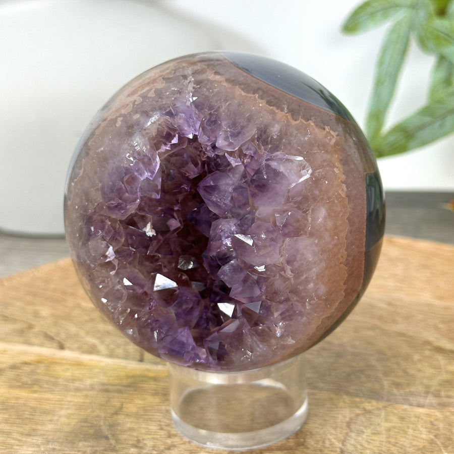 Amethyst-Achat-Steinkugel mit Druzy-Struktur und klarer Kristallbildung