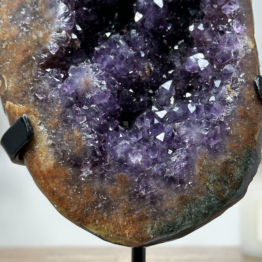 Amethyst-Achat-Geode mit natürlicher Mineralstruktur