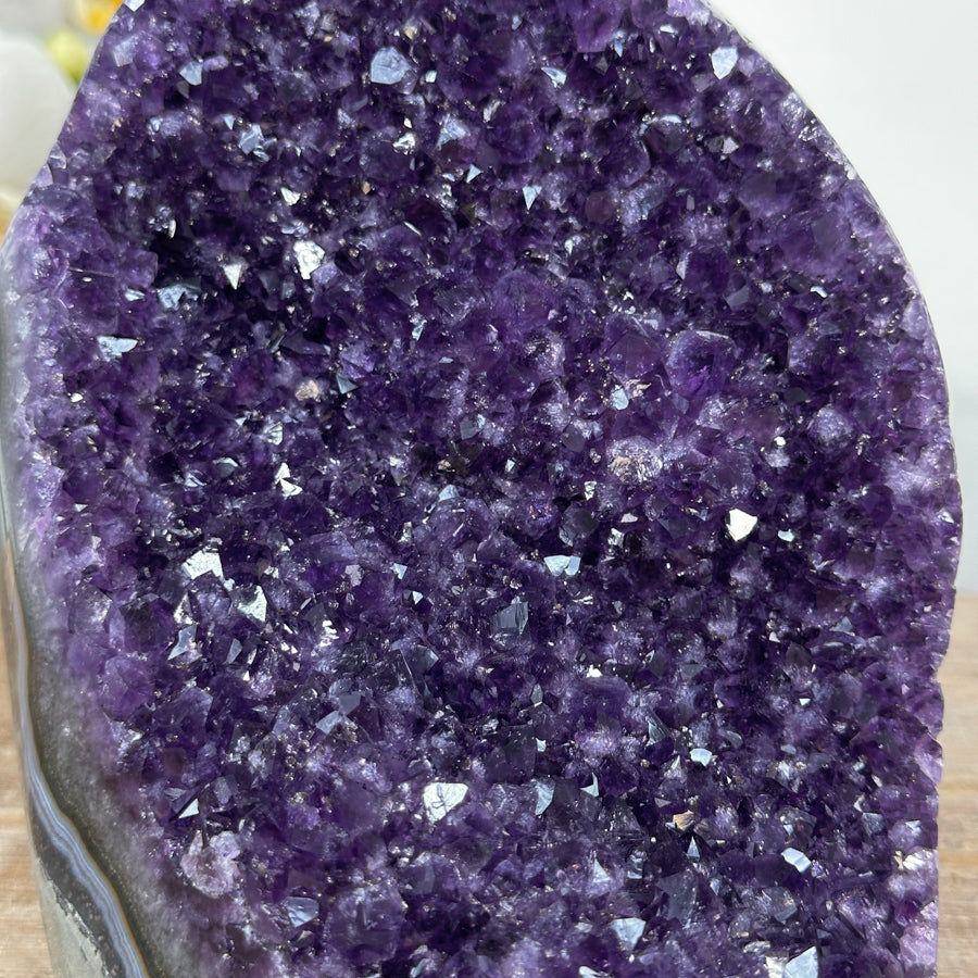Amethyst-Kathedrale groß mit gebänderter Blauachat-Schale und tiefvioletter Kristallkammer