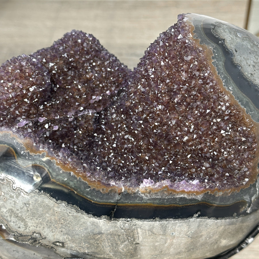 Amethyst-Stalaktitenformation mit vertikaler Tropfsteinstruktur