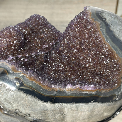 Amethyst-Stalaktitenformation mit vertikaler Tropfsteinstruktur