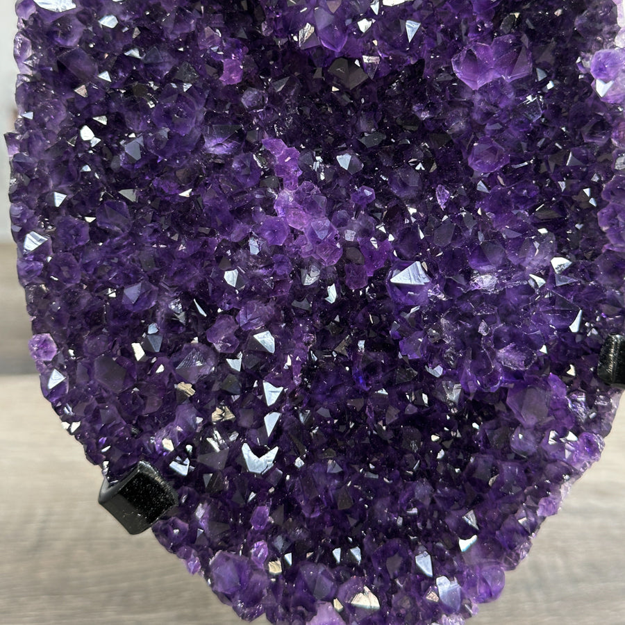 Amethyst-Kristallcluster mit ausdrucksstarker, violett-brauner Tiefenwirkung