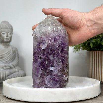 Amethyst-Grünjaspis-Obelisk mit vielschichtiger Naturstruktur