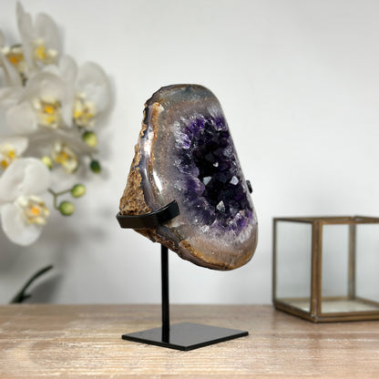 Amethyst-Kristallgeode mit eleganter Quarz-Schale