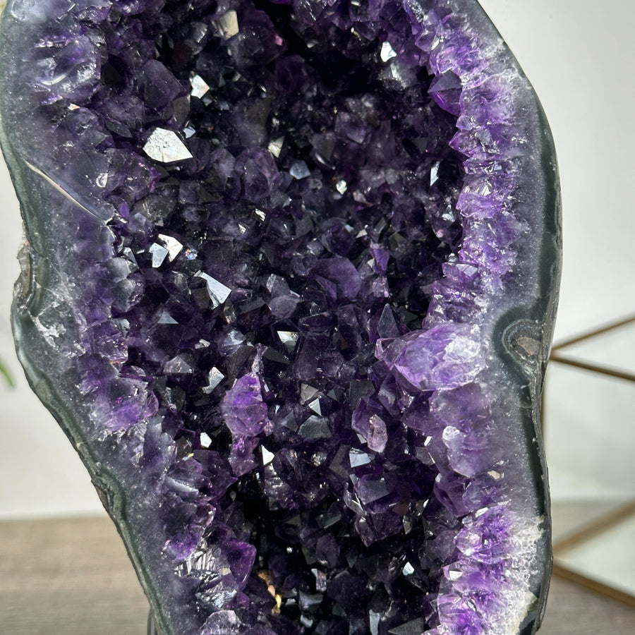 Amethyst-Geode mit intensiv schattierter, dunkler Kristallzone