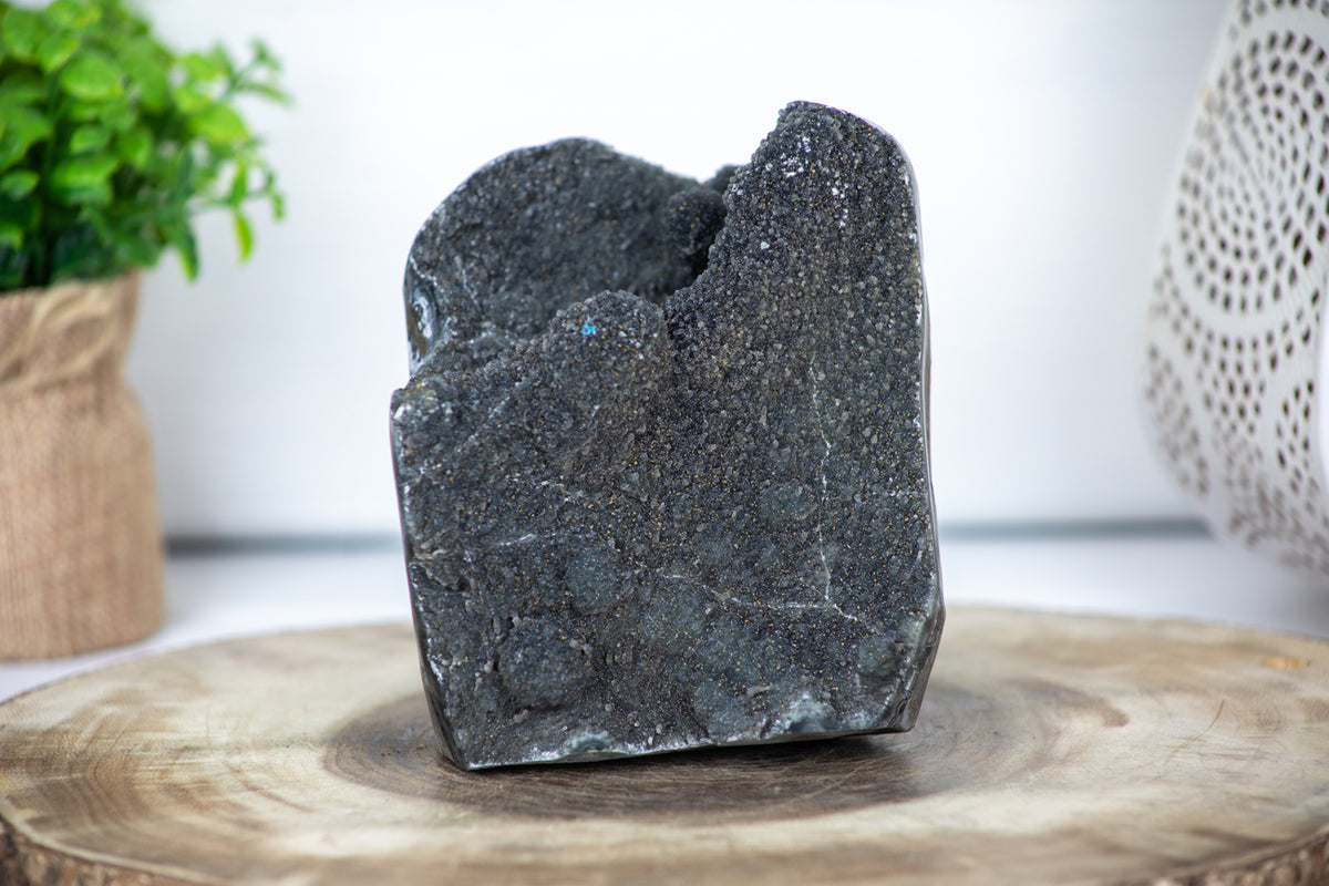 Schwarze Amethyst-Kathedrale mit tief ausgeprägter, dunkelvioletter Kristallzone