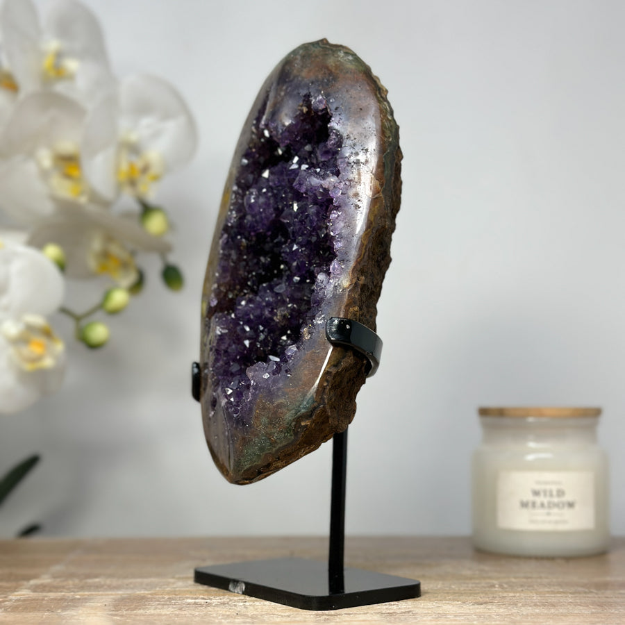 Amethyst-Achat-Geode mit natürlicher Mineralstruktur