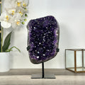 Amethyst-Cluster mit kompakt gewachsener, facettenreicher Kristallstruktur