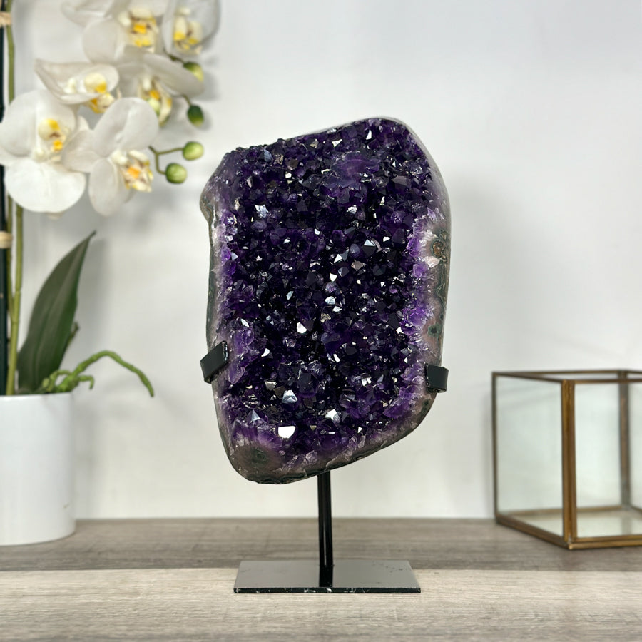 Amethyst-Cluster mit kompakt gewachsener, facettenreicher Kristallstruktur