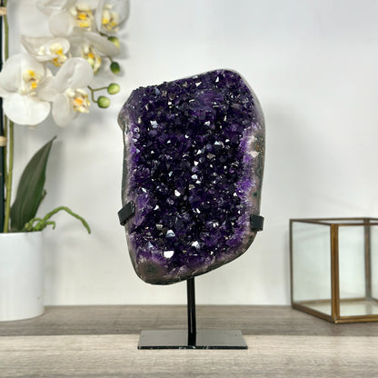 Amethyst-Cluster mit kompakt gewachsener, facettenreicher Kristallstruktur