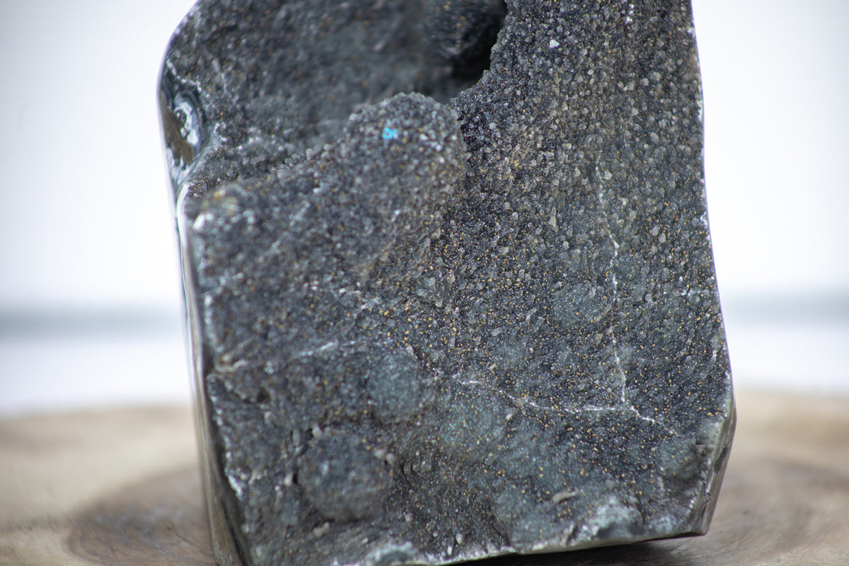 Schwarze Amethyst-Kathedrale mit tief ausgeprägter, dunkelvioletter Kristallzone