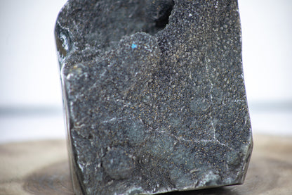 Schwarze Amethyst-Kathedrale mit tief ausgeprägter, dunkelvioletter Kristallzone