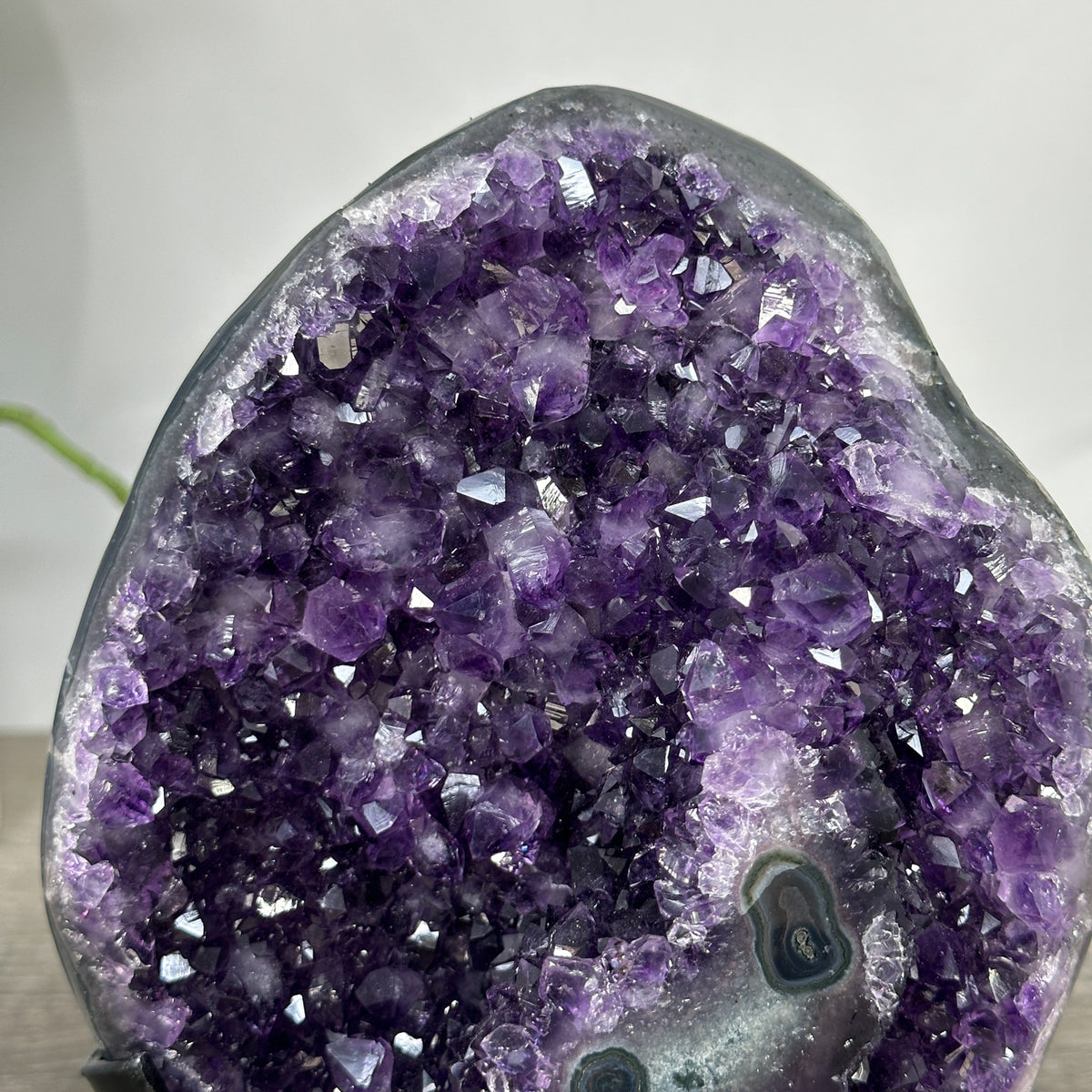 Amethyst-Geodencluster mit dicht verzahnter Kristallstruktur
