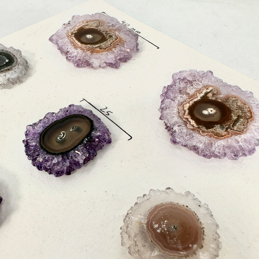 Amethyst-Quarz-Grünjaspis-Stalaktiten-Scheiben mit lebendiger Mineralstruktur