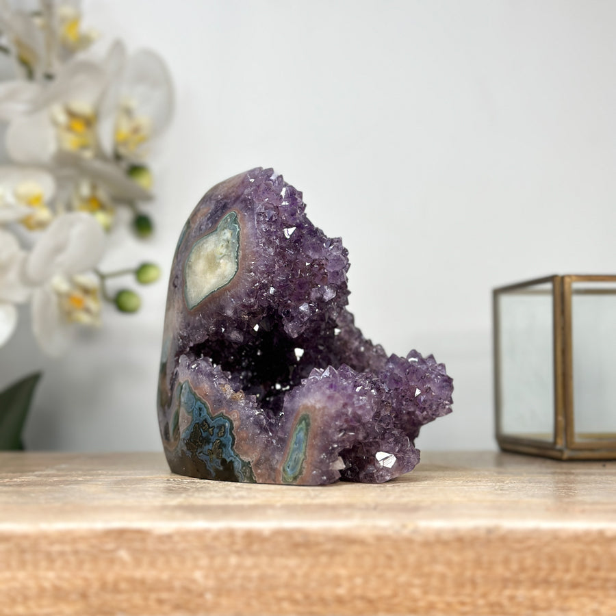 Amethyst-Kathedrale mit funkelnden Kristallspitzen und lebhafter Oberflächenwirkung