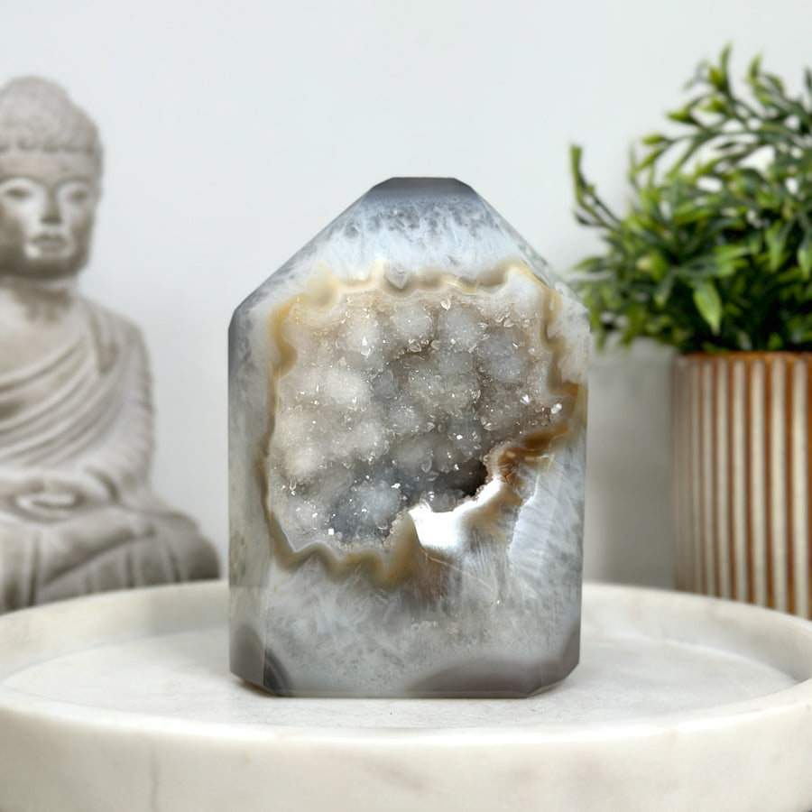 Achat-Quarz-Obelisk mit geschichteter Mineralstruktur