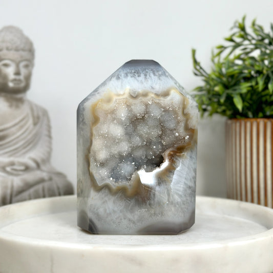 Achat-Quarz-Obelisk mit geschichteter Mineralstruktur