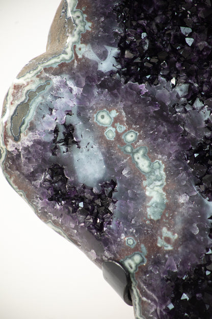 Amethyst-Jaspis-Kristallcluster XXL mit kontrastreicher Mineralmatrix, in exklusiver Premiumqualität
