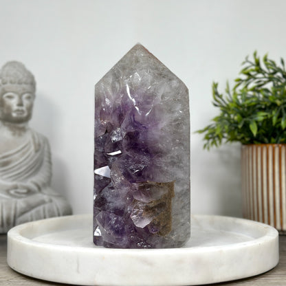 Amethyst-Grünjaspis-Obelisk mit vielschichtiger Naturstruktur