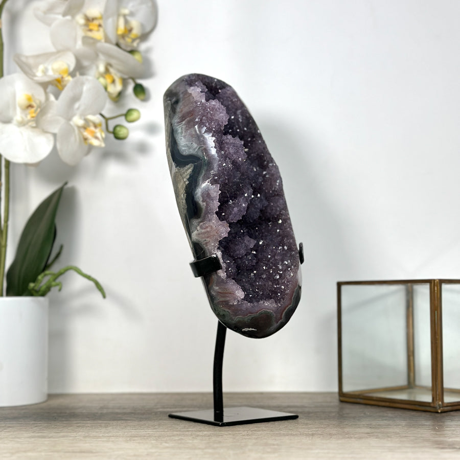 Amethyst-Achat-Geode mit dichter Stalaktitenbildung