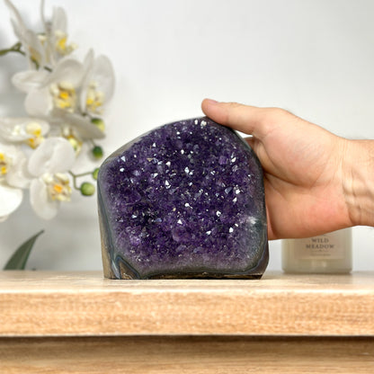 Amethyst-Druse groß mit weit geöffneter, kristallreicher Innenkammer