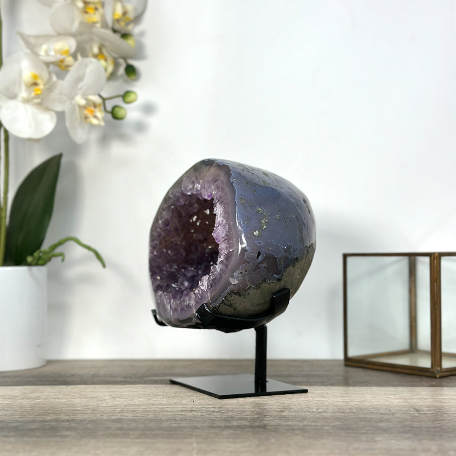 Amethyst-Geode mit Achat-Schale und kompakter Kristallstruktur