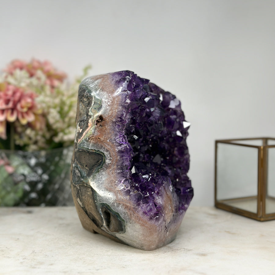 Amethyst-Kathedrale mit einladend geöffneter Kristallkammer und violetter Kristallarchitektur