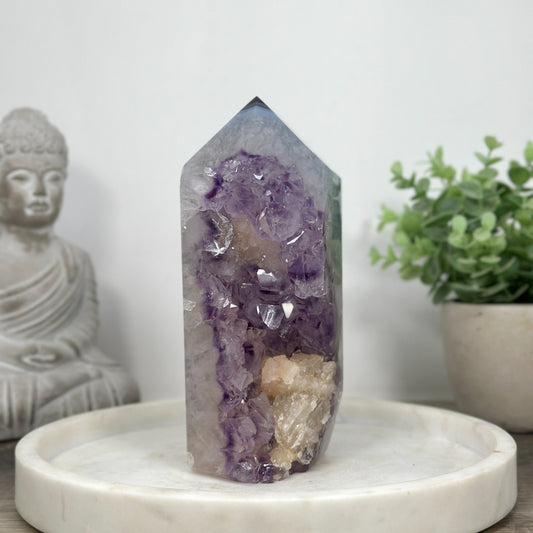 Amethyst-Achat-Obelisk mit schön sichtbaren Kalzit-Einschlüssen