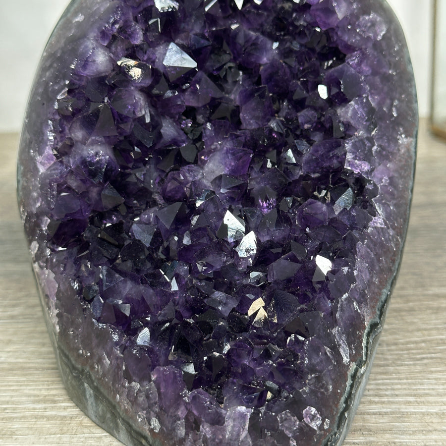 Amethyst-Druse mit großkristalliner, tiefvioletter Kristallstruktur