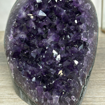 Amethyst-Druse mit großkristalliner, tiefvioletter Kristallstruktur