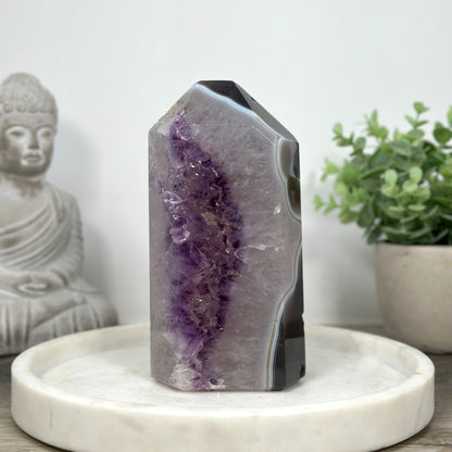 Amethyst-Achat-Obelisk mit markanter Achatbänderung, in ausgewählter Spitzenqualität