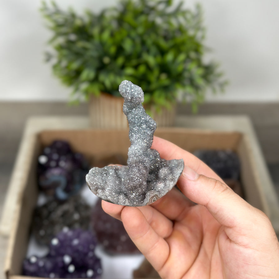 Mineralien-Ensemble mit funkelnden Mineralspitzen