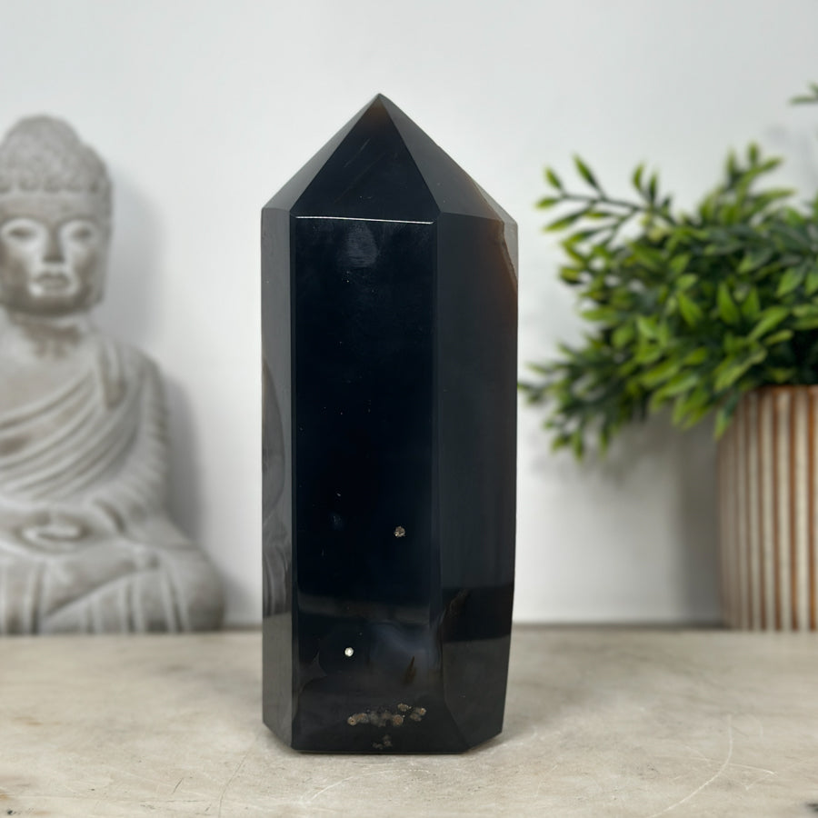 Zuckerquarz-Achat-Obelisk mit funkelnder Kristallstruktur