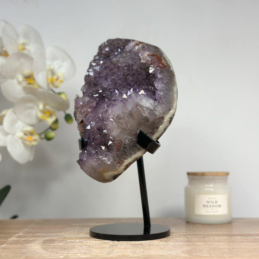 Amethyst-Cluster mit markanter Kalzitbildung