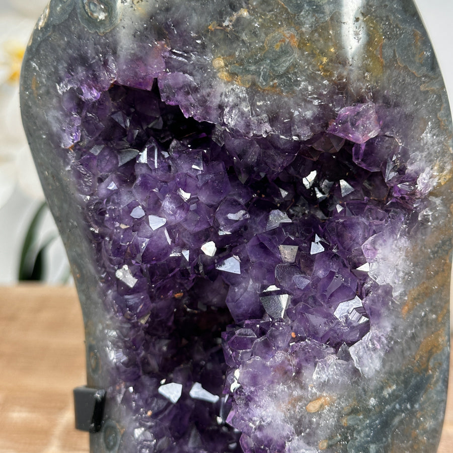 Amethyst-Geode mit skulpturaler Kristallarchitektur