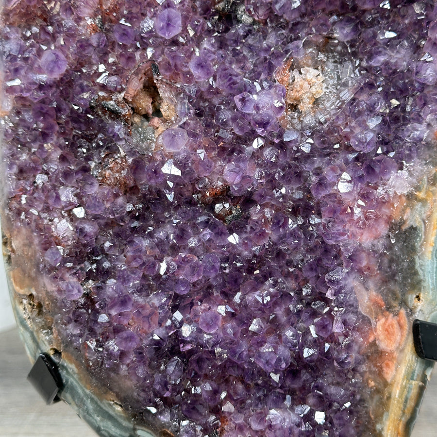 Amethyst-Jaspis-Kristall mit kontrastreicher Mineralstruktur