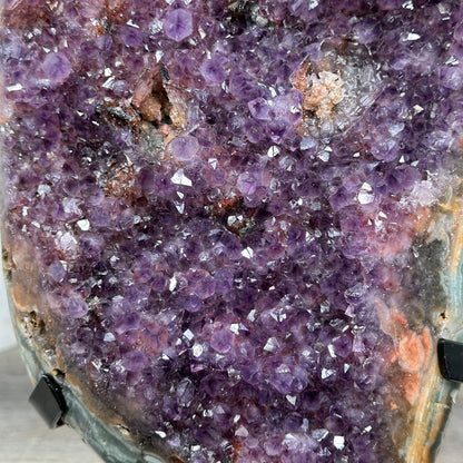 Amethyst-Jaspis-Kristall mit kontrastreicher Mineralstruktur