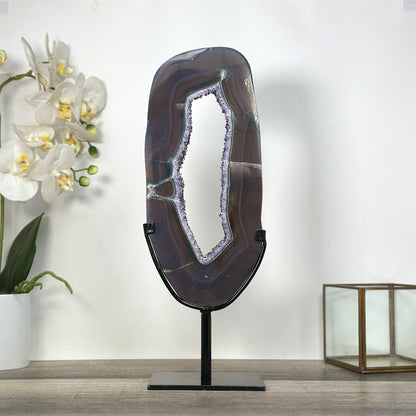 Achat-Portal mit funkelnden Amethyst Kristallen