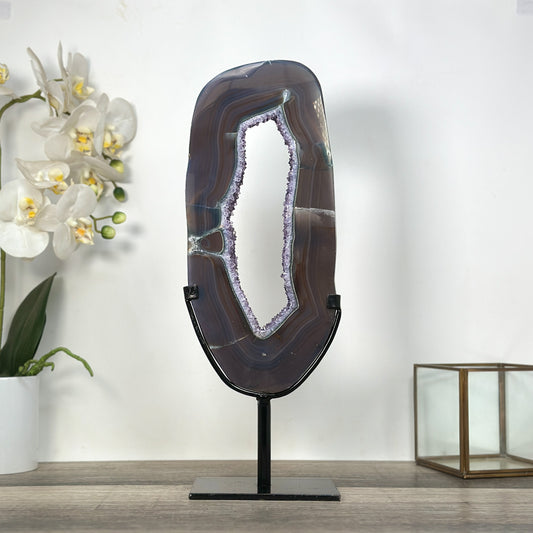 Achat-Portal mit funkelnden Amethyst Kristallen