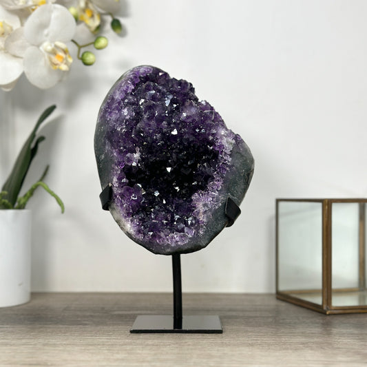 Amethyst-Geode mit weich verlaufender, violetter Innenstruktur