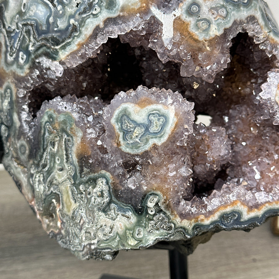 Jaspis-Amethyst-Kristall mit spannungsreicher, grün durchzogener Matrix, in ausgewählter Spitzenqualität