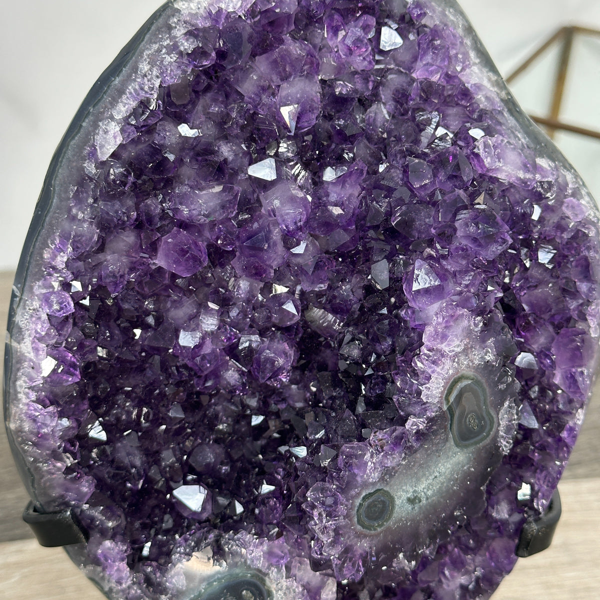 Amethyst-Geodencluster mit dicht verzahnter Kristallstruktur