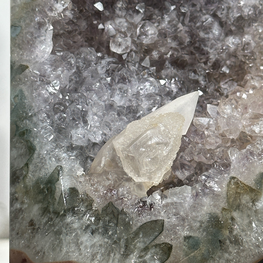 Amethyst-Kalzit-Obelisk  mit mineralischen Kristalleinschlüssen