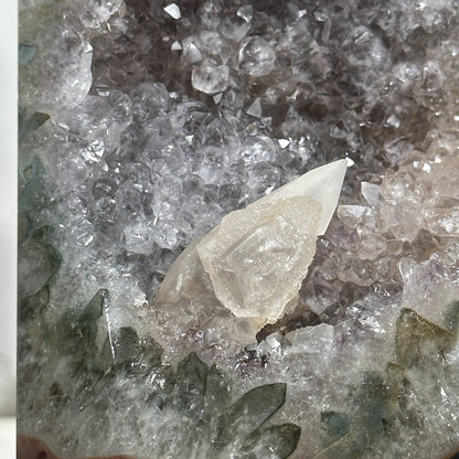 Amethyst-Kalzit-Obelisk  mit mineralischen Kristalleinschlüssen