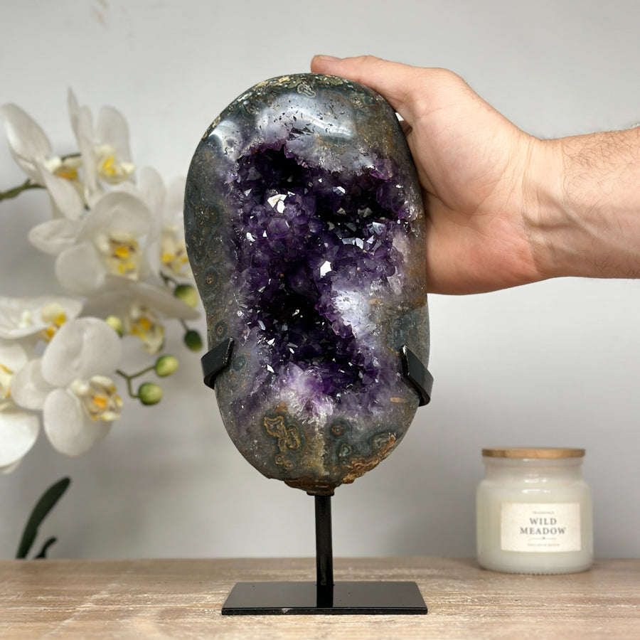 Amethyst-Geode mit skulpturaler Kristallarchitektur