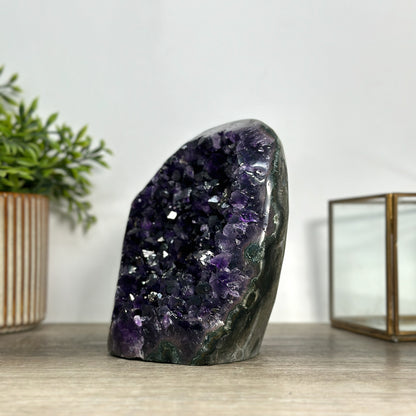 Amethyst-Kathedrale groß mit intensiv ausgeprägter, tiefvioletter Kristallkammer