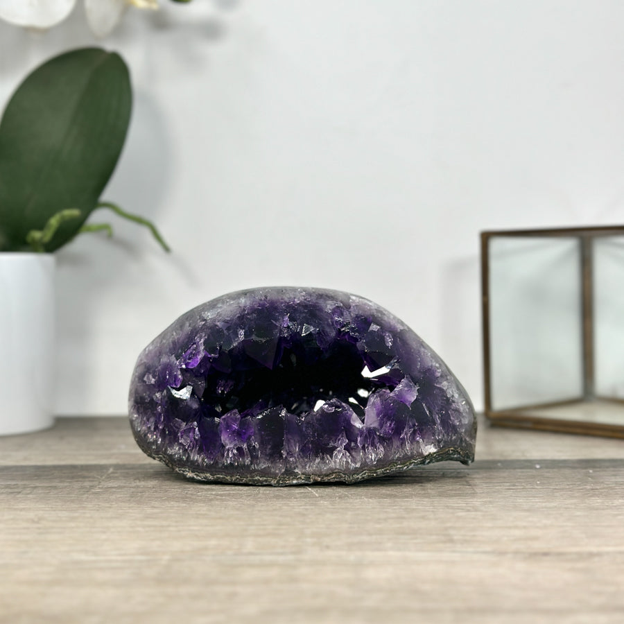 Amethyst-Geode mit großflächiger, tiefvioletter Kristallarchitektur